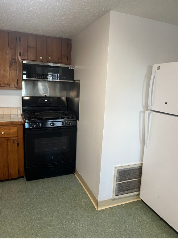 Stove & Refrigerator