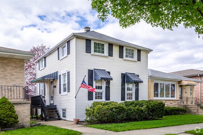 Four-square homes dot the streets of Irving Woods.