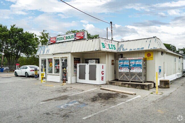 Grab a slice and fill up your tank at Friendly Pizza Boli’s, a local favorite for quick bites and convenience.