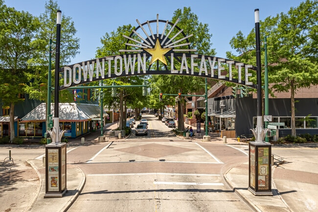 Oaklawn is conveniently located just north of downtown Lafayette.