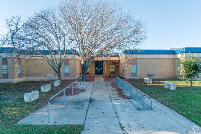 Nestled in Austin, Pillow Elementary School plays a pivotal role.