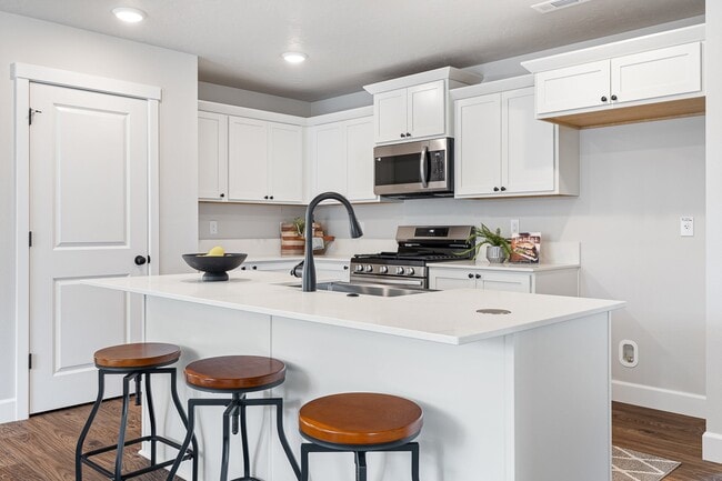 443 NW Monte Vista Ave, Madras, OR 97741 - photo 2