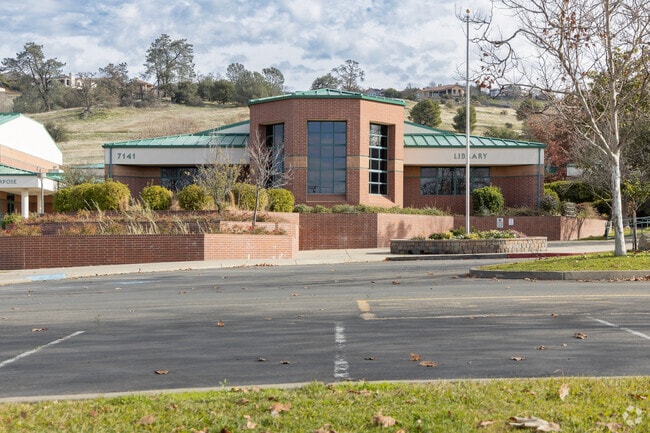 Niche gives Rolling Hills Middle School an A grade for academics.