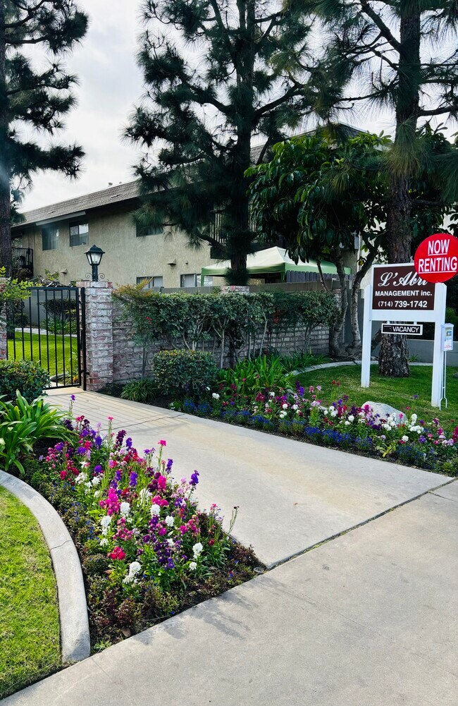 8882 Cerritos Ave, Anaheim, CA 92804