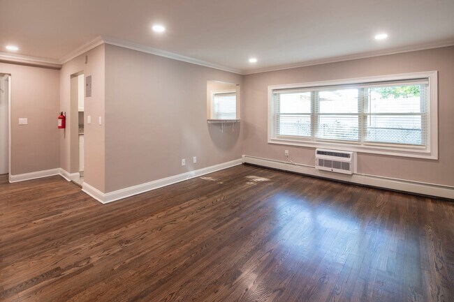 Hickory Manor: In-Unit Washer & Dryer, Heat, Water & Gas Included, Fitness Center, Sauna, and Bar..., Bergenfield, NJ 07621 - photo 5