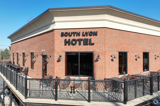 South Lyon Hotel employs locals and offers dining options in South Lyon.