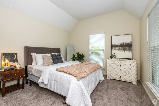 Hunter's Pointe Apartments, Overland Park, KS 66210 - photo 3