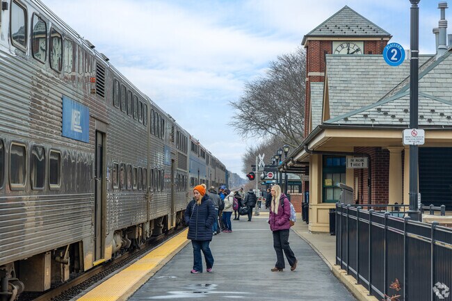 Reseda is just a short ways from the downtown Palatine Metra station.