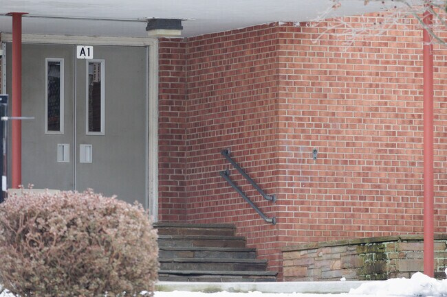 J. Spencer Smith Elementary School in  Tenafly, NJ has a student-teacher ratio of 9 to 1.