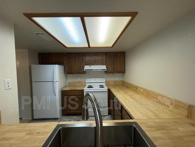 1800 Club House Dr unit M102, Bullhead City, AZ 86442 - photo 5