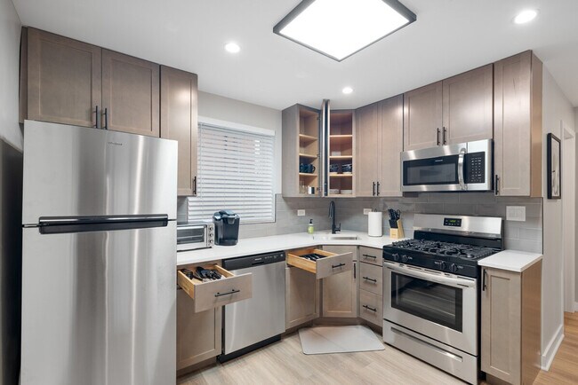 1001 W Howard St unit ID1032507P, Evanston, IL 60202 - photo 6