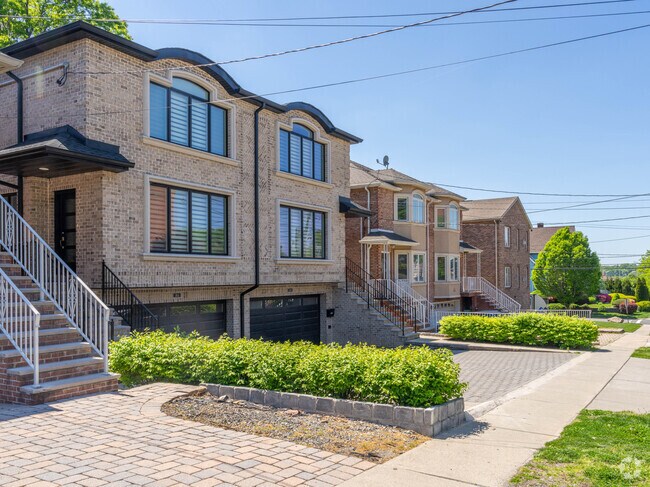 You can find a variety of home styles around Palisade Park.