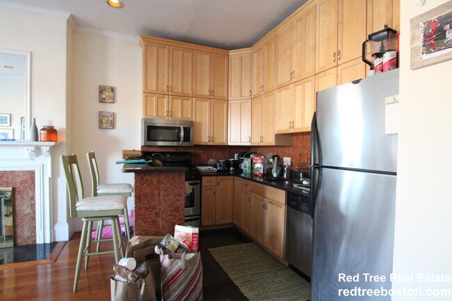 1689 Beacon St unit 2, Brookline, MA 02445 - photo 4