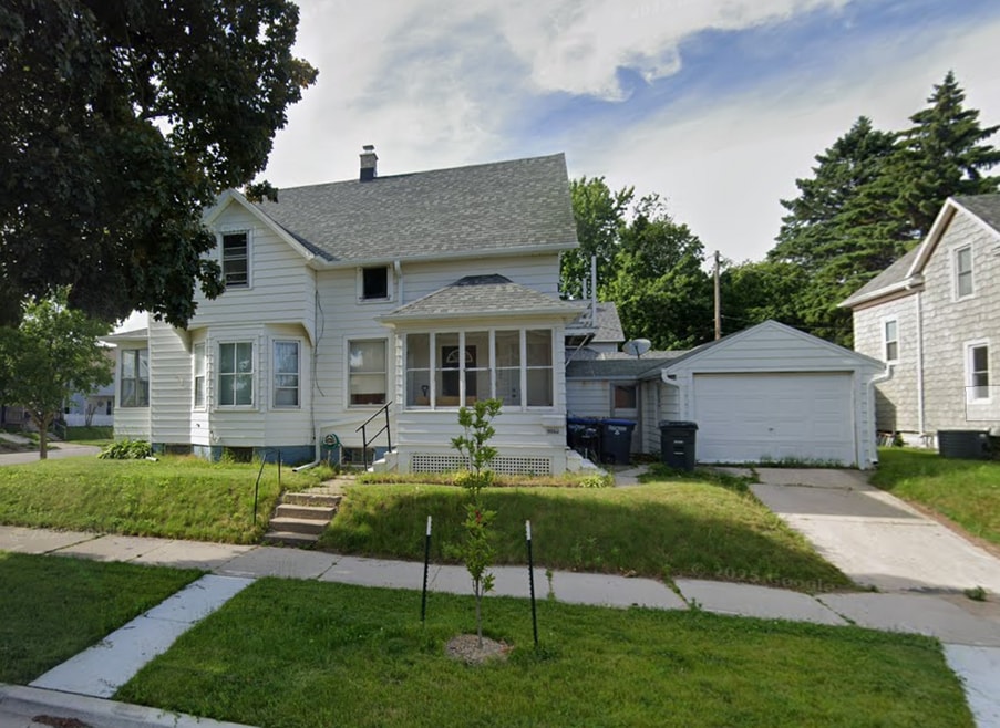 1032 Broadway Ave unit Upper Unit in Duplex, Sheboygan, WI 53081 - photo 1
