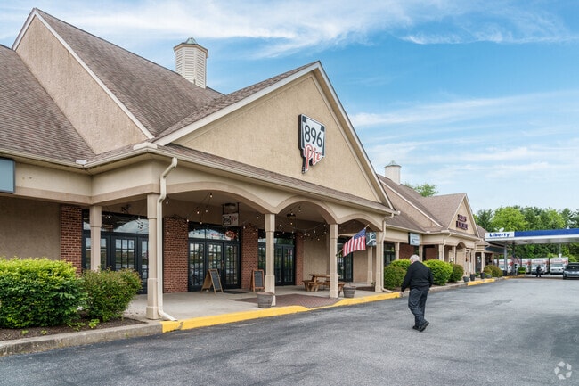 t lunchtime, the hungry masses of Landenberg head to 896 Pie for some tasty pizza.