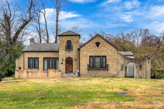 Masonry homes are found in the Riverview neighborhood.