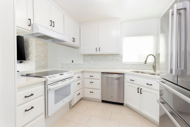 116 E Balboa Blvd unit B, Newport Beach, CA 92661 - photo 3