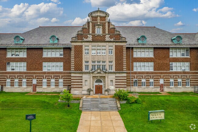 Long Middle School holds an overall grade of C- from Niche.