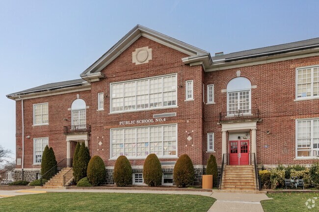 Fort Lee School No. 4 in Fort Lee, NJ has a student-teacher ratio of 11 to 1.