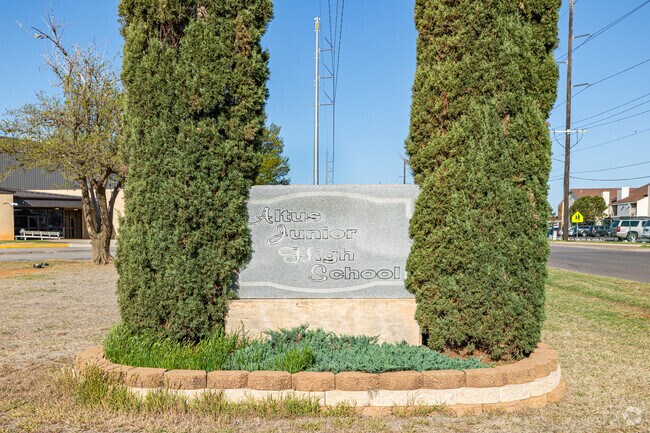 Altus Junior High School has earned an overall A- grade on Niche.