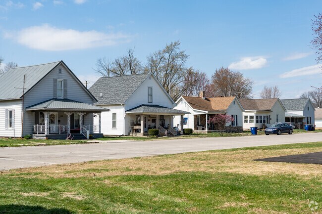 Closer to the city center are modest, well-established cottages, bungalows and ramblers.