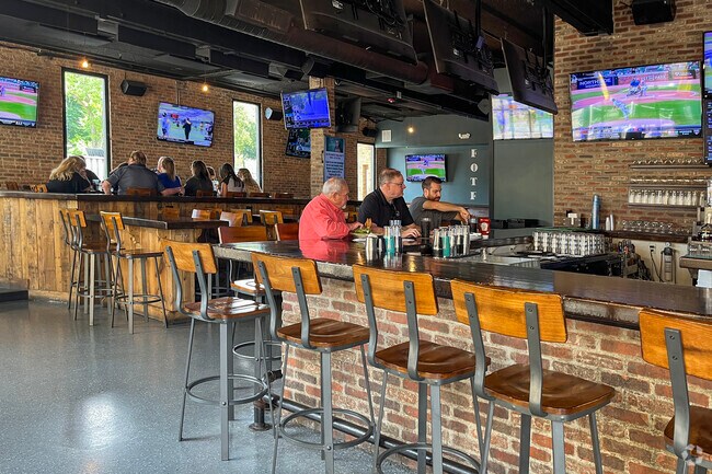 Flagship on the Fox serves lunch and drinks near Ferson Creek.