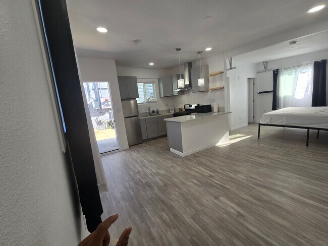 1943 Claudina Ave unit Back house, Los Angeles, CA 90016 - photo 7