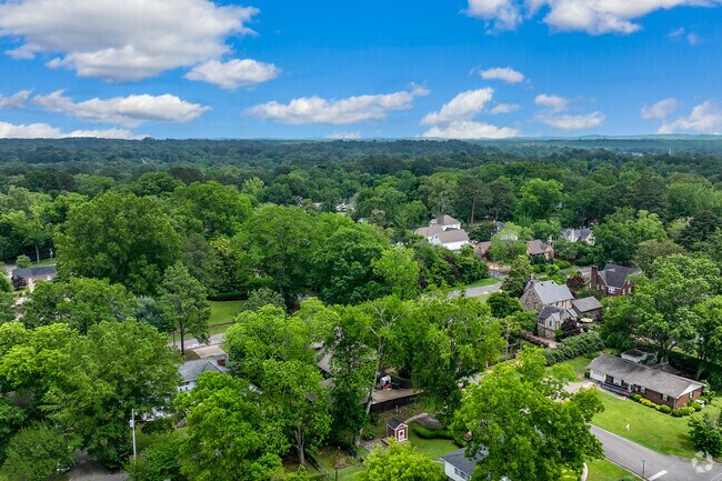 Explore a sunny day in the Jasper neighborhood.