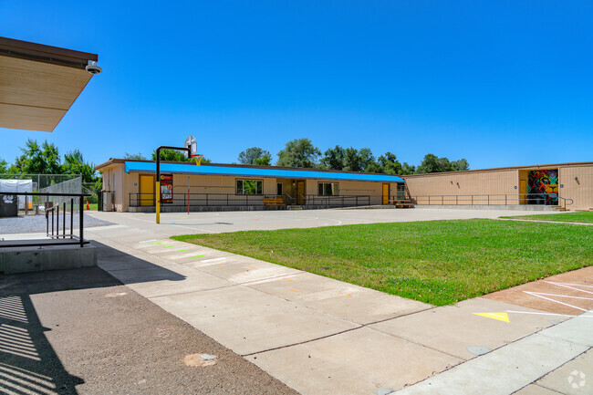 The courtyard at Pace Academy is enjoyed by all students.