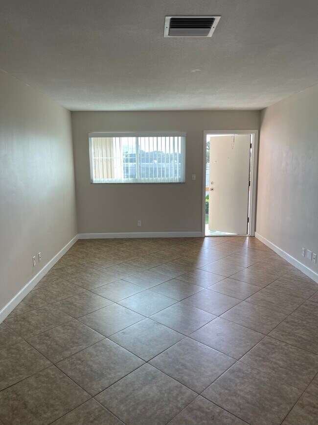Crystal Lake 941 unit 312, Pompano Beach, FL 33064 - photo 3