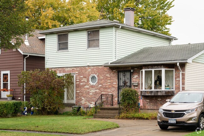 The median year built for homes in Riverview is 1957.