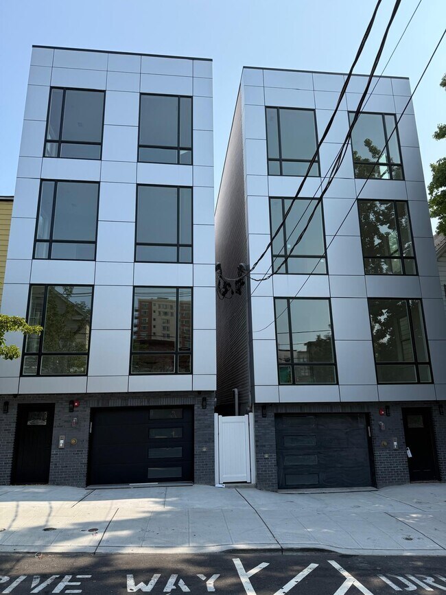 136 35th St, Union City, NJ 07087