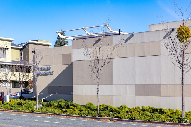 Meira Academy is a highly rated school in Palo Alto.