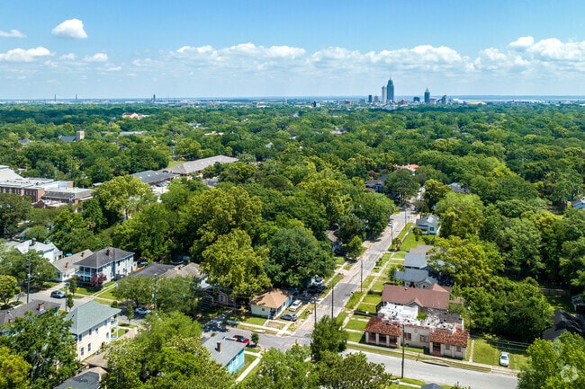 The Leinkauf Neighborhood is minutes away from downtown Mobile.