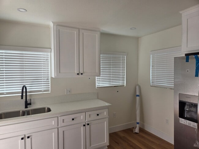 4858 Ascot Ave unit 4858, Los Angeles, CA 90011 - photo 2