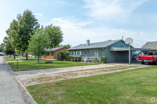 Rows of ranch-style housing line Lincolnway Village's streets.