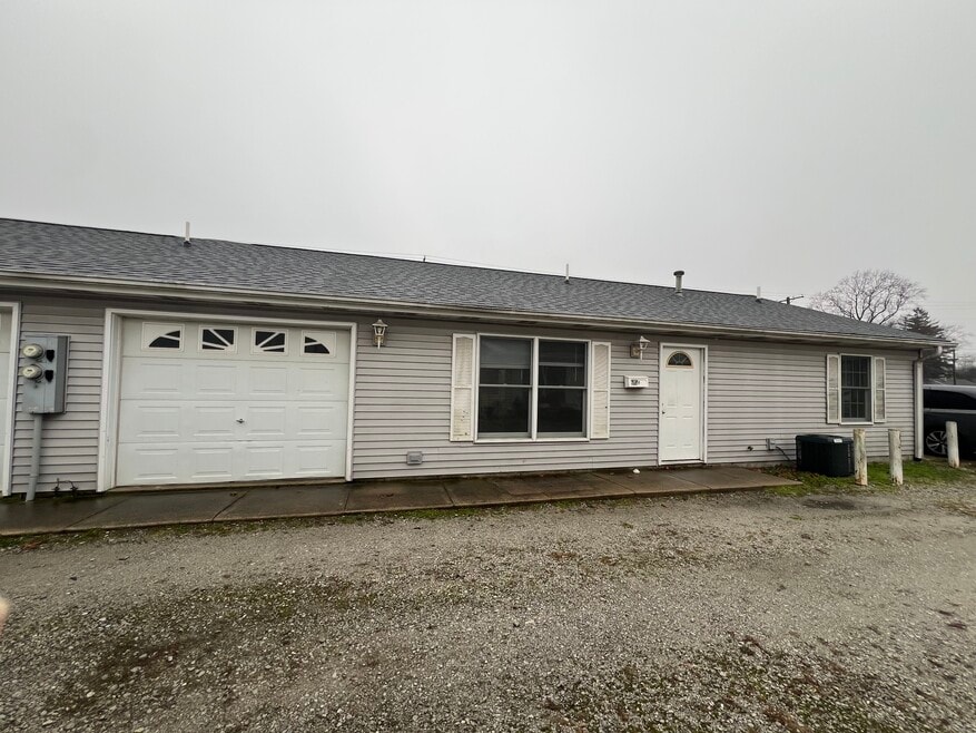605 N Main St unit A Apt, Monticello, IN 47960 - photo 1