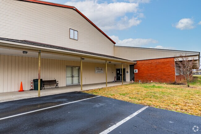 Pewee Valley Junior Academy has a student-teacher ratio of 4:1.