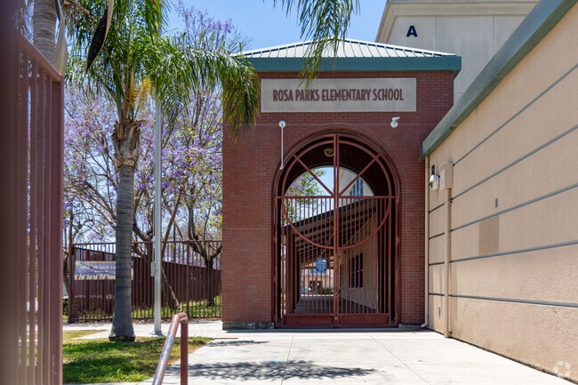 The student-teacher ratio at Rosa Parks Elementary is 27:1, fostering personalized attention.