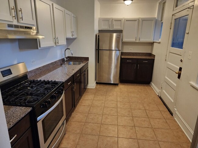 7502 N Hoyne Ave unit 10-3, Chicago, IL 60645 - photo 3