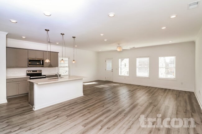 165 E Rdg Way, Woodstock, GA 30188 - photo 2