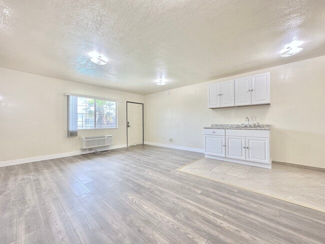 Maple Courtyard, Pomona, CA 91767 - photo 2