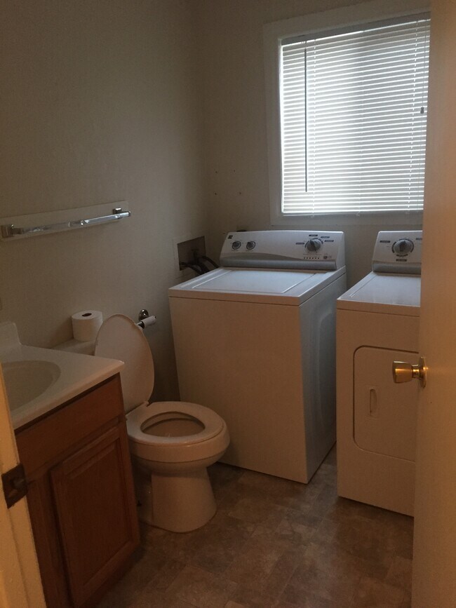 1/2bath, laundry