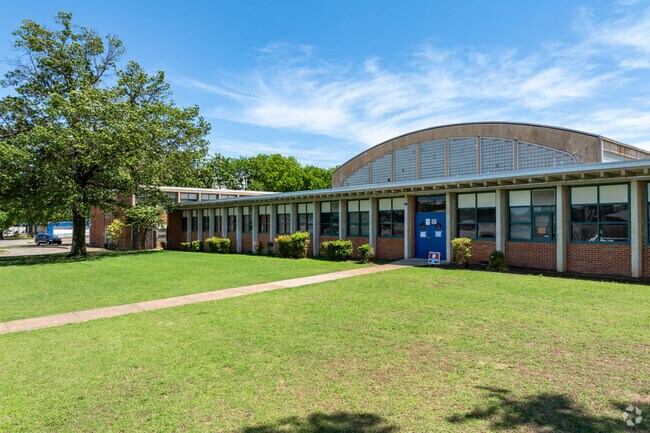 Hanley Middle School in Memphis maintains a student-teacher ratio of 20:1