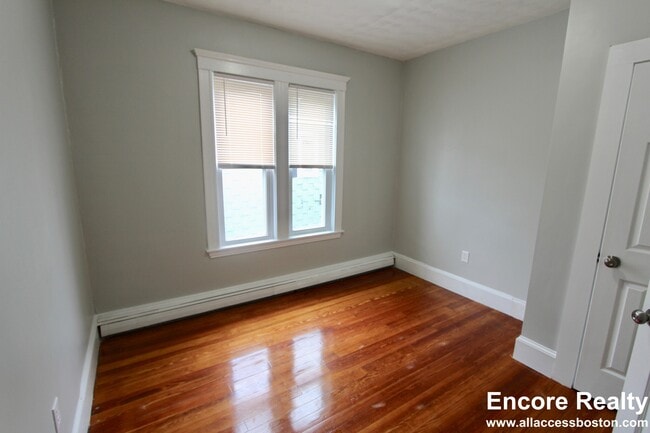 15 Elder St unit 7, Dorchester, MA 02125 - photo 4