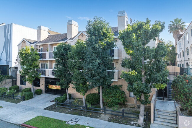 BEAUTIFUL REMODELED 1 AND 2 BEDROOM UNITS IN PRIME LOCATION, Los Angeles, CA 90004 - photo 6