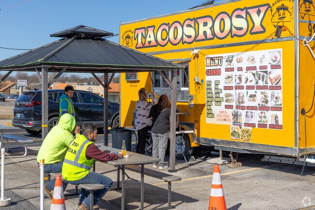 Tacos Rosy food truck is the perfect place for a delicious quick lunch.