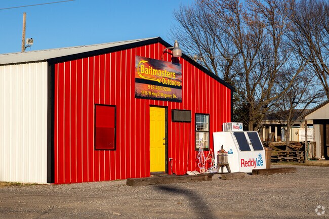 Baitmasters offers the residents of Central Wagoner fresh fishing bait.