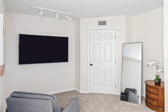 301 S Front St unit ID1354354P, Jeffersonville, IN 47130 - photo 2