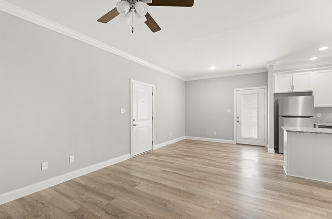 2BR, 2BA - 980 SF - Upstairs Living/ DIning